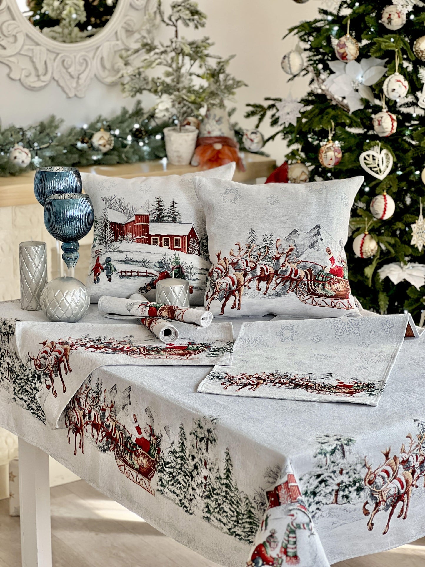 Christmas tapestry tablecloth «Santa is coming» With microfibre & silver lurex