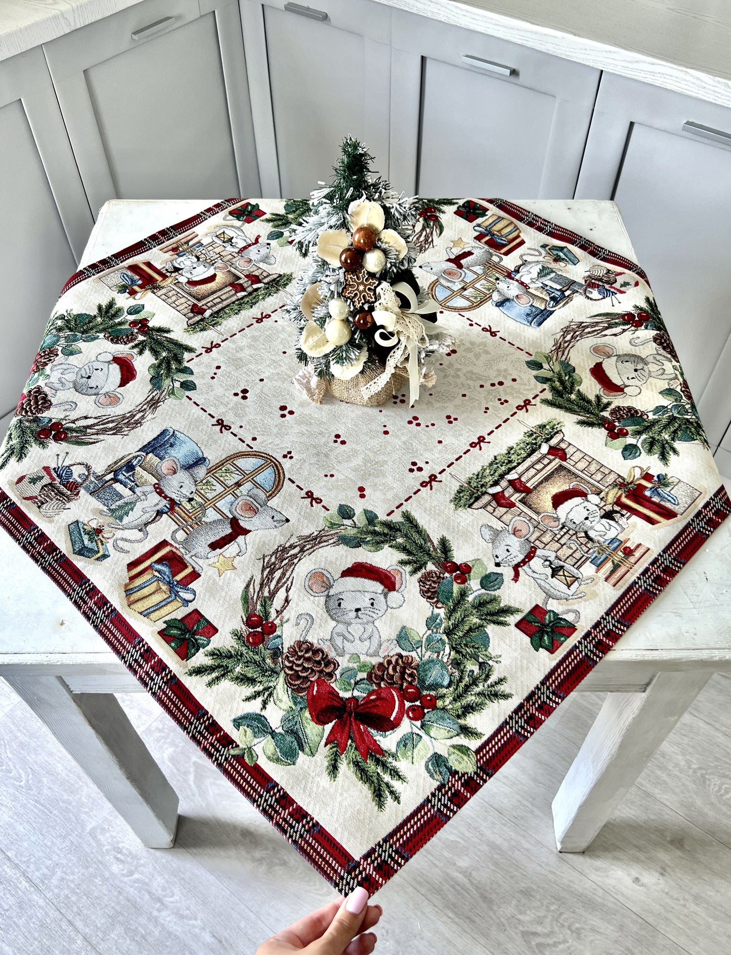 Christmas tapestry tablecloth «Xmas preparations» With silver lurex