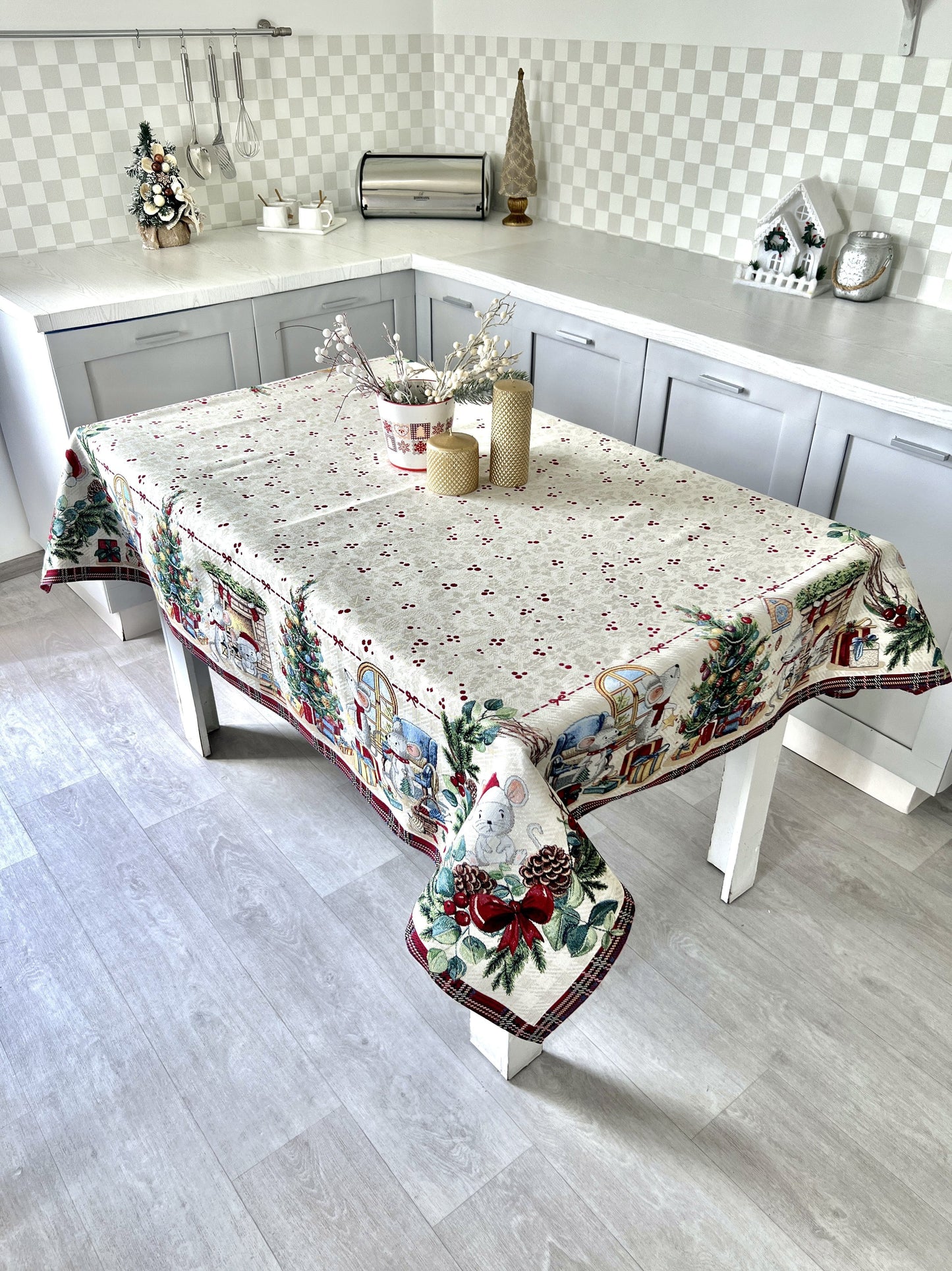 Christmas tapestry tablecloth «Xmas preparations» With silver lurex