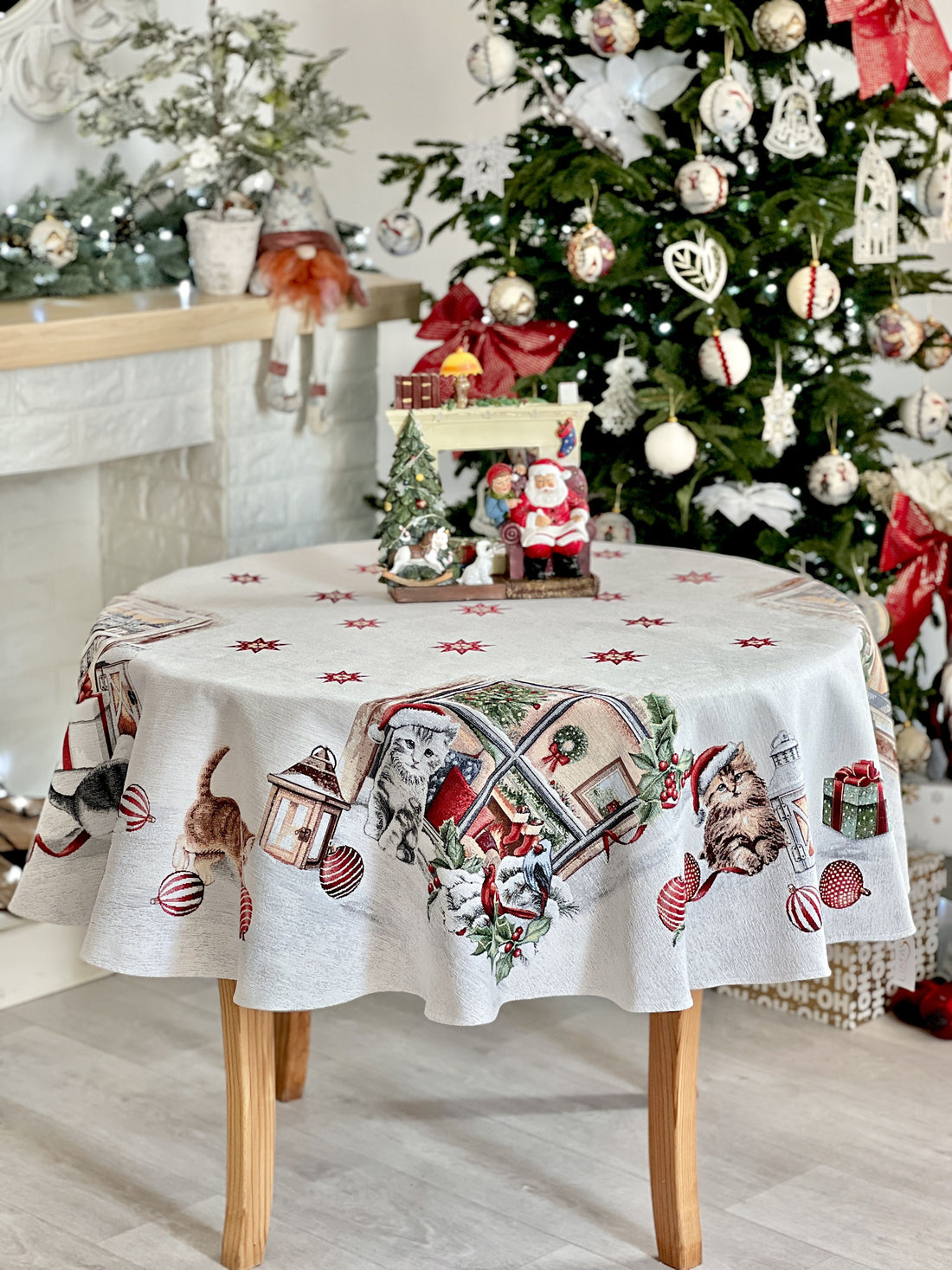 Round Christmas tapestry tablecloth «Christmas kittens» With microfibre &amp; silver lurex
