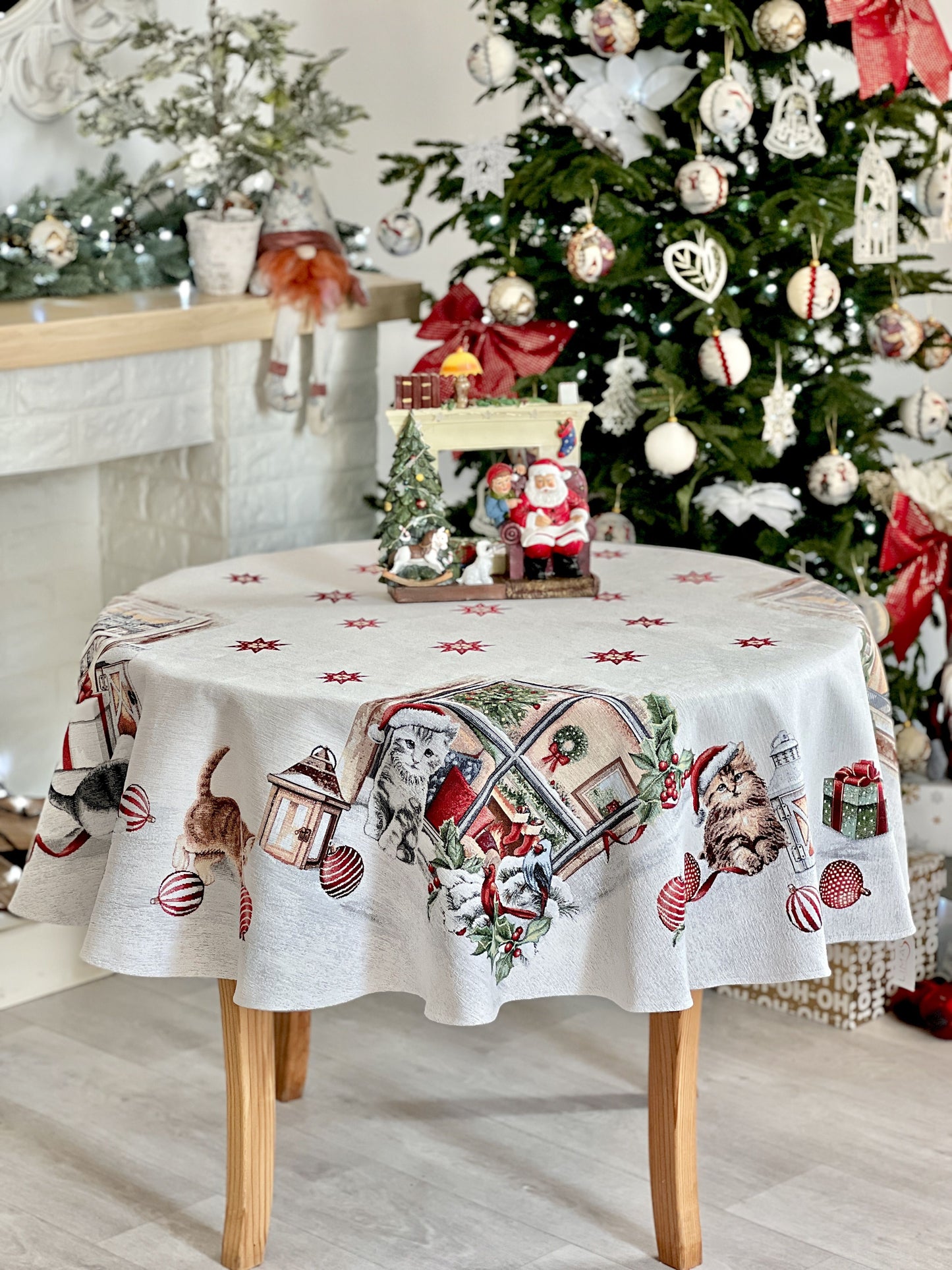 Round Christmas tapestry tablecloth «Christmas kittens» With microfibre & silver lurex