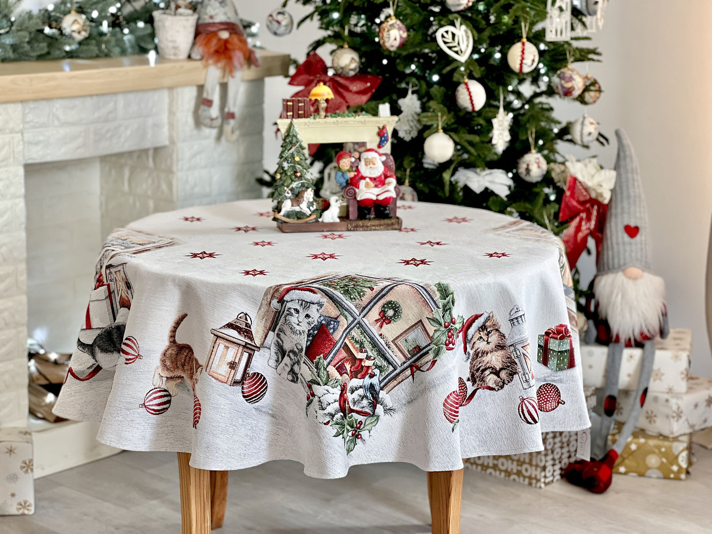 Round Christmas tapestry tablecloth «Christmas kittens» With microfibre & silver lurex