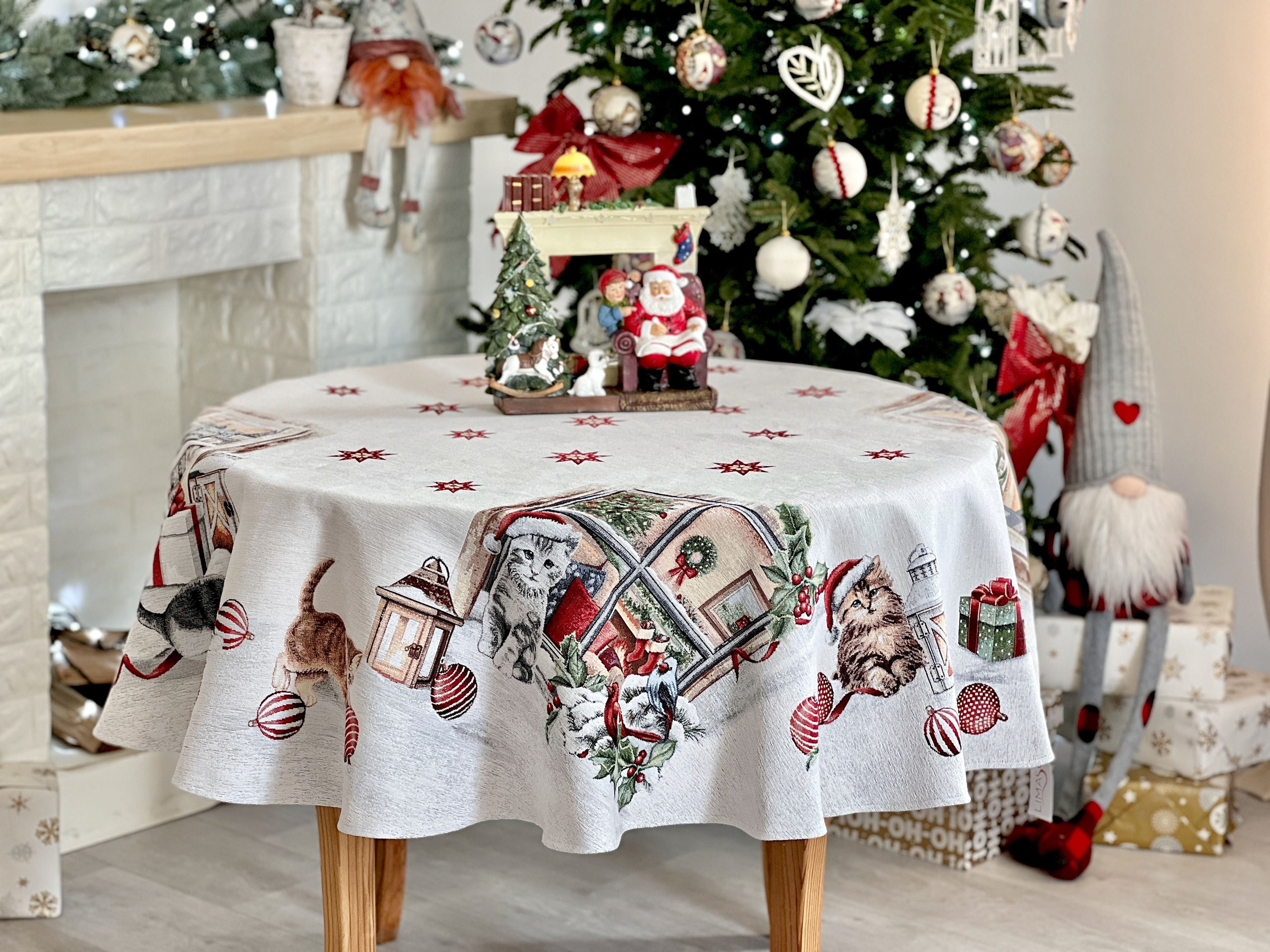 Round Christmas tapestry tablecloth «Christmas kittens» With microfibre &amp; silver lurex Limaso Textile