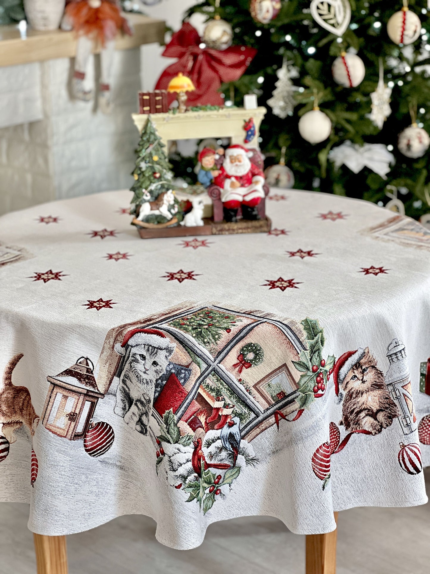 Round Christmas tapestry tablecloth «Christmas kittens» With microfibre & silver lurex