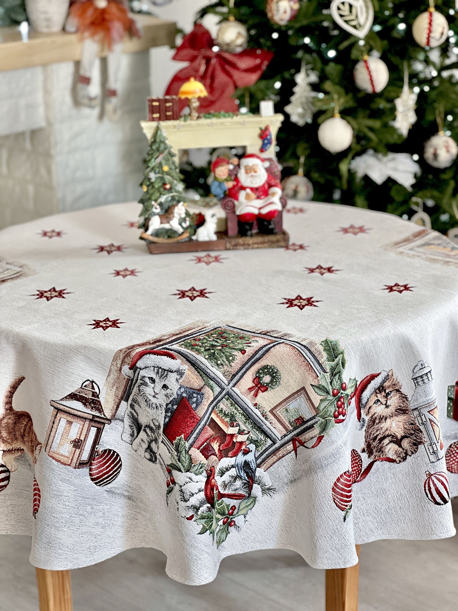 Round Christmas tapestry tablecloth «Christmas kittens» With microfibre &amp; silver lurex Limaso Textile