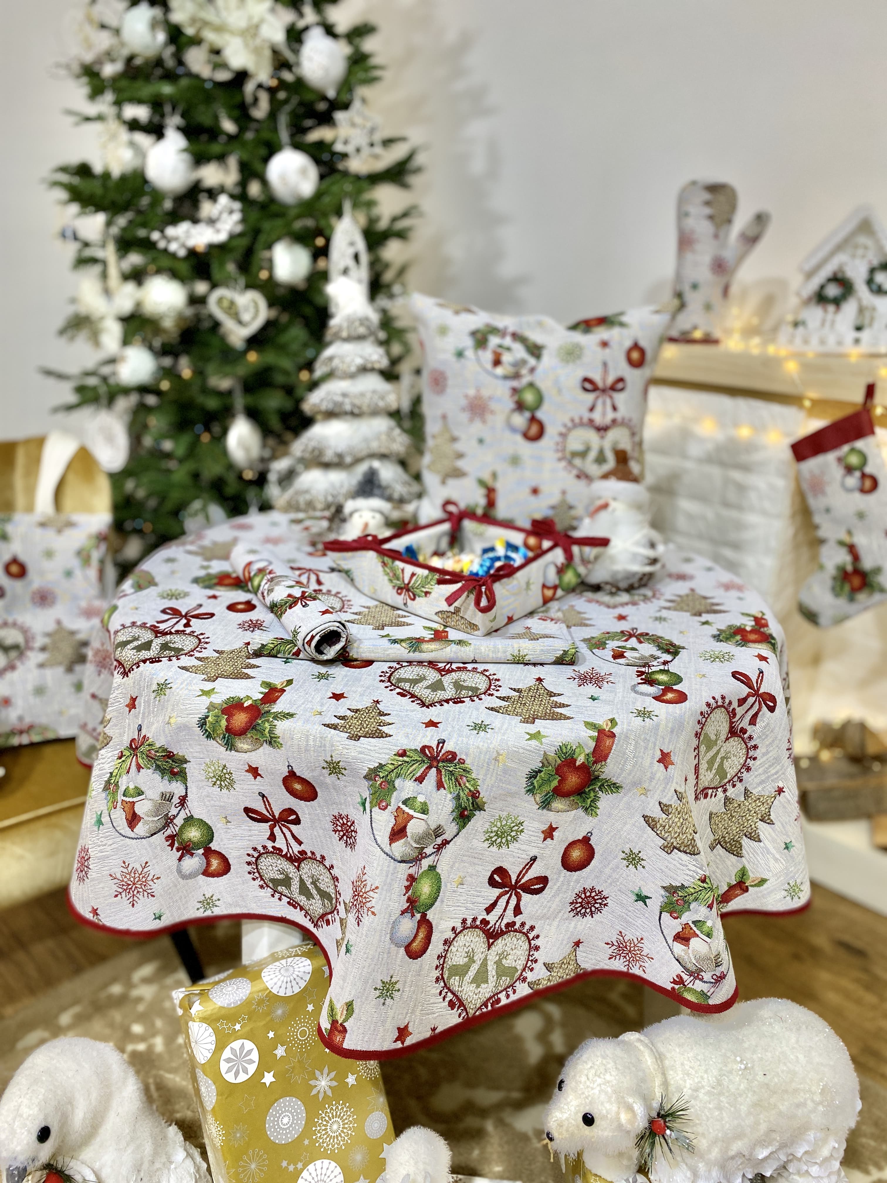 Christmas Round Tapestry Tablecloth "Festive Dinner"