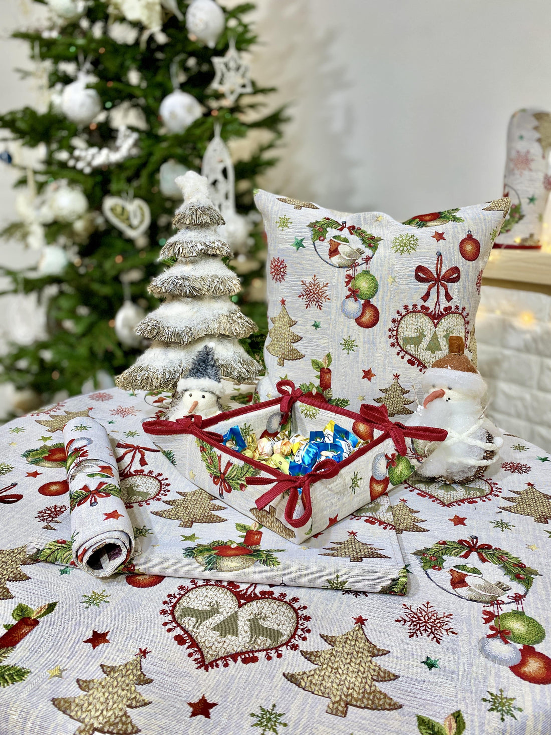 Christmas tapestry Tablecloth "Festive Dinner"