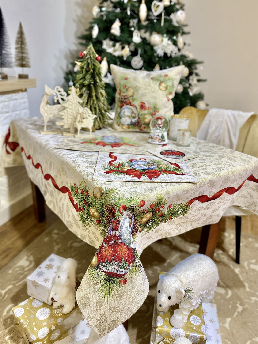Buy Christmas tapestry Tablecloth "Generous evening" with golden thread UK Textil4Family